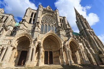 Parcialmente construida a partir de 1145, y luego reconstruida 26 años después luego del incendio de 1194, la catedral de Chartres marca el punto culminante del arte gótico francés (Shutterstock)
