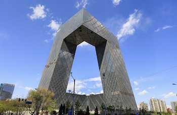 La sede de la Televisión Central de China o sede de la CCTV es un rascacielos de 234 m y 44 plantas que se encuentra en el Beijing Central Business District y que sirve como sede de la Televisión Central de China (Shutterstock)