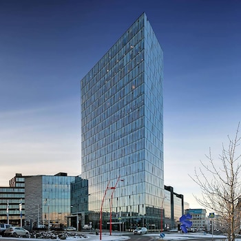 El edificio Turnnin enfrenta a la bahía de Reykjavík y del monte Esja. El uso de componentes de vidrio sólido y paneles de cristal ayuda a la puesta en escena del edificio (Foto: Facebook / Turninn Höfðatorgi)