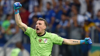 Franco se reveló como un “arquero de equipo grande”. Le llegan poco, pero cuando lo hacen, responde (Foto: AFP)
