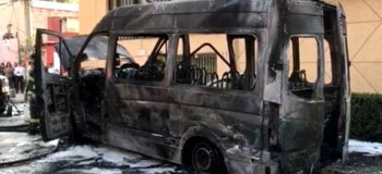Sujetos quemaron una combi del