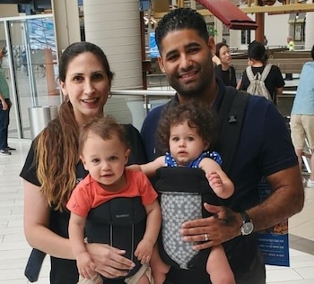 Juan Rodríguez con su esposa, Marissa, y los gemelos de ambos, Luna y Phoenix.