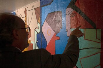 Palbo Zúñiga muestra los detalles