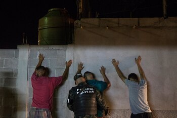 La policía militar realiza operaciones antipandillas en la colonia La Era, en Tegucigalpa.