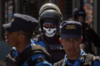 Policías antidisturbios en Tegucigalpa