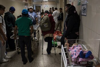 Los pasillos del Hospital Escuela Universitario están desbordados de personas en espera de tratamiento.