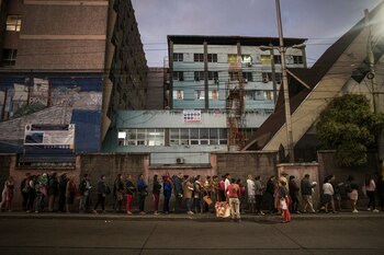 A las 5:45, una fila de pacientes espera para ingresar al principal centro de asistencia hospitalaria pública de Honduras, el Hospital Escuela Universitario