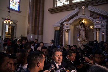 El presidente Hernández habla con la prensa después de una misa en la Basílica de Suyapa en Tegucigalpa