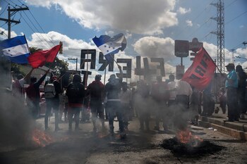 Algunos manifestantes bloquearon una calle en Tegucigalpa durante un día de protestas contra el presidente Juan Orlando Hernández