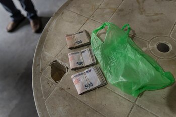 Los pagos a tres pandillas son entregados cada semana por un conductor de la empresa