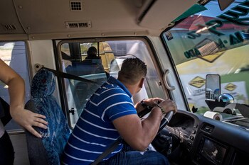 Un conductor, que sigue su ruta hacia el centro de Tegucigalpa, pasa por áreas controladas por diferentes pandillas