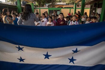 Los estudiantes saludan a la bandera el primer día de clases