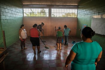 Algunas madres y estudiantes limpiaron las aulas de la escuela.