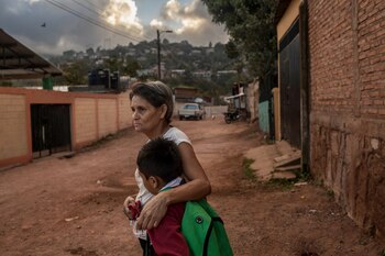 Ondina Esperanza Díaz con su hijo David Ismael afuera de su escuela en Nueva Suyapa