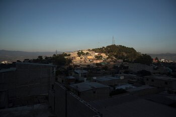 Las pandillas compiten por el control de los distintos sectores de Nueva Suyapa y los dueños de los negocios tienen que pagar “contribuciones” o arriesgarse a ser asesinados