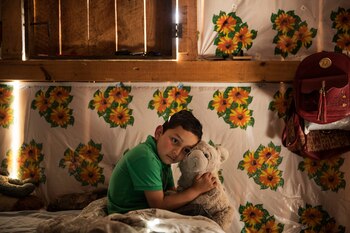 Adonis Jafeth Rivera en su casa en Nueva Suyapa. Su hermano fue asesinado en un tiroteo mientras esperaba llevarlo a casa desde la escuela