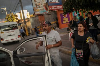 Cristino Arias despacha taxis en Tegucigalpa.