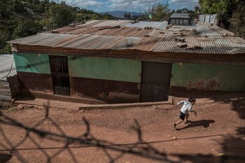 El exterior de la pulpería que Brenda Margarita Raudales Rodríguez gestionó hasta que fue asesinada después de negarse a pagarle a la pandilla Barrio 18