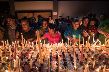 Peregrinos que llegaron de todas partes de Honduras encendieron velas y ofrecieron oraciones a la virgen.