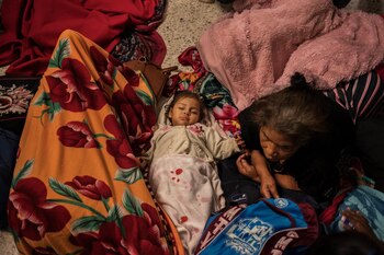 Unos creyentes duermen en el piso de la Basílica de Suyapa durante la celebración de la fiesta de la Virgen de Suyapa.