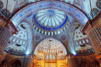 La Mezquita Azul es una mezquita histórica en Estambul, construida entre 1609 y 1616. La misma recibe ese nombre debido a los azulejos color azul que rodean las paredes del diseño interior (Shutterstock)