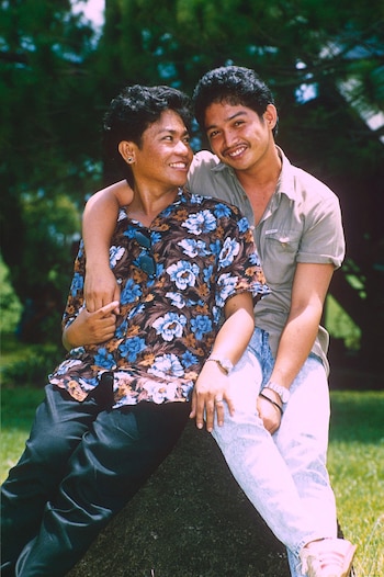 Con muy pocas armas, con