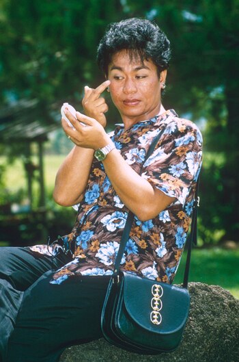 El hombre embarazado esgrimió dos