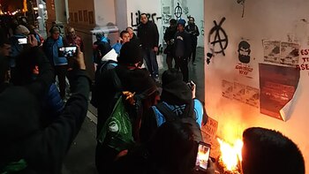 Pintadas en el Cabildo tras