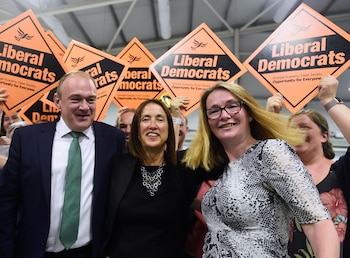 Jane Dodds (Centro). (REUTERS/Rebecca Naden)