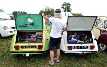 Un hombre de pie junto a un Citroën 2CV en Samobor, Croacia. (Reuters)