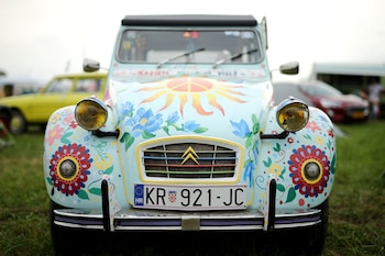 Otro 2CV “hippie”, un recurso repetido. (Reuters)