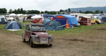 Fanáticos del Citroen 2CV de todo el mundo se reúnen en campamentos todos los años para compartir su pasión por la industria automotriz. (Reuters)