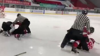 Los árbitros intercedieron para detener