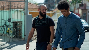 Henrique Santana (izq.) no era un actor profesional antes de “Pico de Neblina” (HBO)