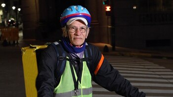 El "abuelo delivery" que se