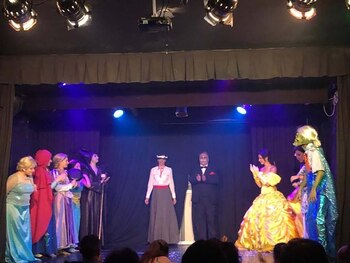 Carmona (de smoking) hacía de