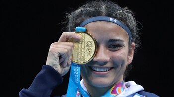 Leonela festeja la histórica medalla