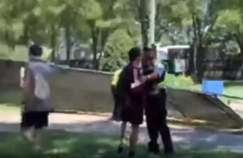 Un chico con prótesis de