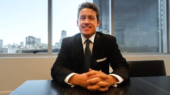 El ex embajador reparte su