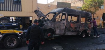 Sujetos quemaron una combi del