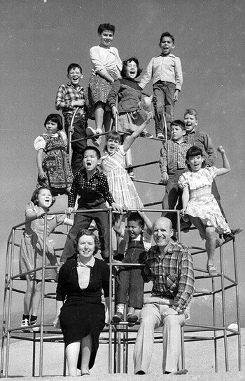 Los doce niños adoptados por