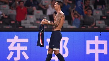 Ángel Di María le muestra