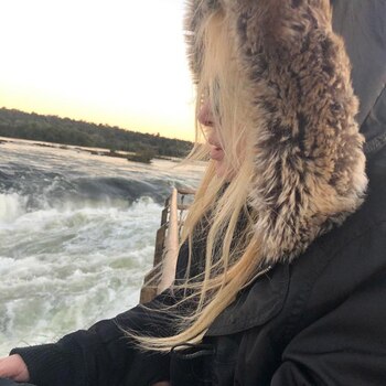 “Paz”, escribió “Mecha” junto a