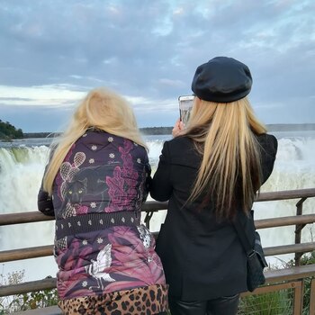 Madre e hija contemplando una