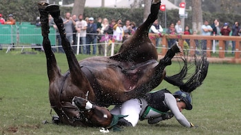 La caída del brasileño conmovió al predio en las pruebas de ecuestre (Foto: REUTERS/Guadalupe Pardo)
