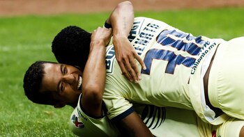 Dos Santos marcó el tercer gol en el estadio Azteca en el primer juego de las Águilas sin Marchesín (Foto: Efe)