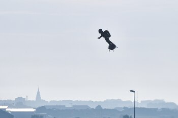 Franky Zapata despega en su “flyboard” en Sangatte, en
