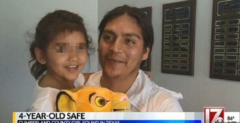 El padre de la menor se mostró feliz de reunirse con ella, pues creyó que no volvería a verla nunca. Las autoridades confirmaron que otros niños fueron localizados durante la redada al inmueble (Foto: CBS17)