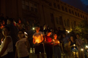 Manifestantes participan en una vigilia