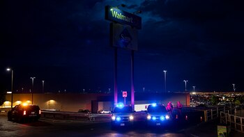 La policía vigila la entrada